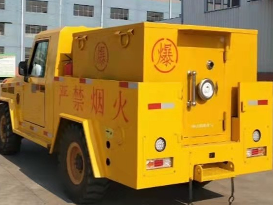 府谷凯龙爆破器材运输车：保障爆破任务的安全运行